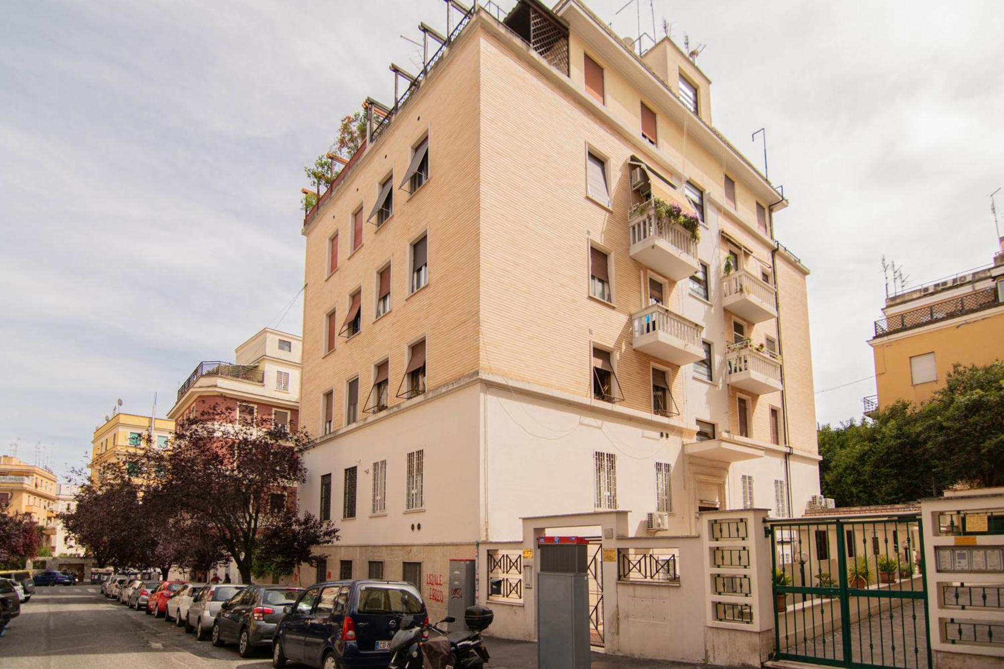 Domus Eroi — Foto 1